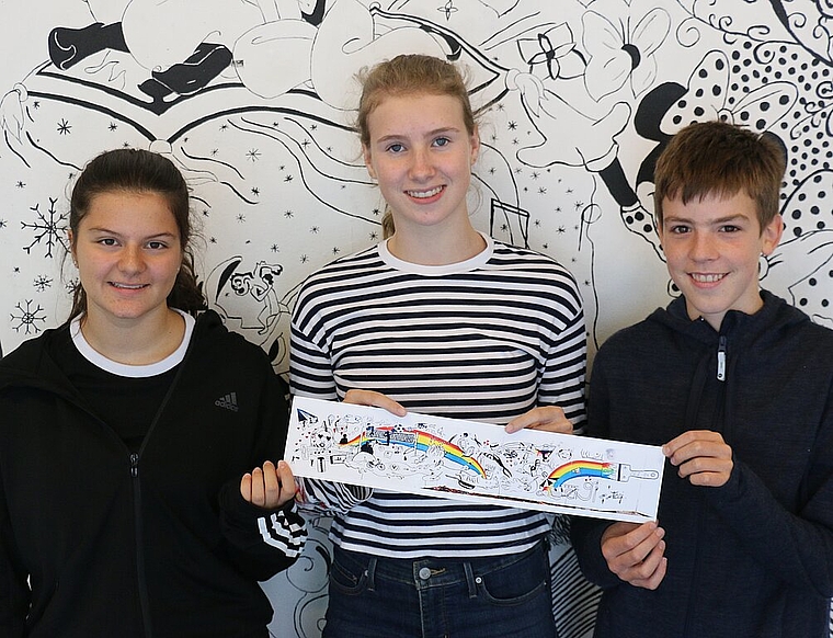 Mia Savic, Leonie Bless und Manuel Blumenthal von der Siegerklasse 3a mit dem Bild, das die Klasse im Tägi auf die Bauwand gemalt hat. Melanie Bär