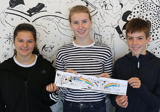 Mia Savic, Leonie Bless und Manuel Blumenthal von der Siegerklasse 3a mit dem Bild, das die Klasse im Tägi auf die Bauwand gemalt hat. Melanie Bär