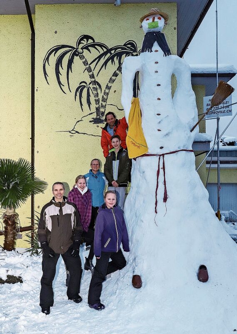 Die stolzen Schneemannbauer vor ihrem Kunstwerk (v.l.): Markus Bircher, Vanessa, Sonja, Sophia (vorne), Calvin und Johnny Prins.Gaby Kost