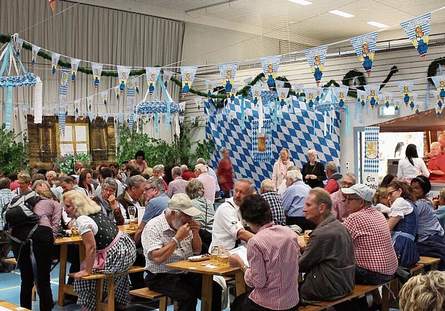 Die Turnhalle Zürcherstrasse wird einen Abend lang zum Biergarten.zVg