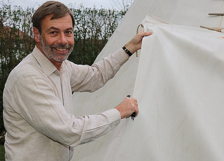 Peter Ackle schliesst in der Klinik für Suchttherapie in Neuenhof den Eingang des Tipi-Zelts, das im Garten der Klinik steht. Melanie Bär