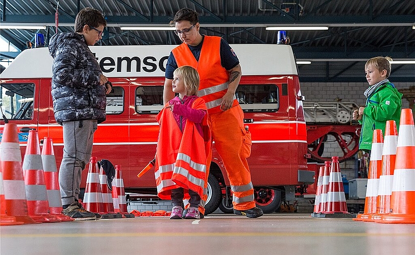 So lenkt die Feuerwehr den Verkehr, Kinder dürfen Handzeichen üben. (Barbara Scherer)
