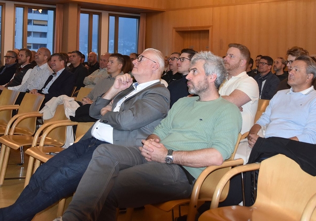 Vortrag über die «Golden Workers»: Ammann      Roland Kuster (v.l.) und Gemeinderat Sandro Sozzi hören zu. Stefan Biedermann