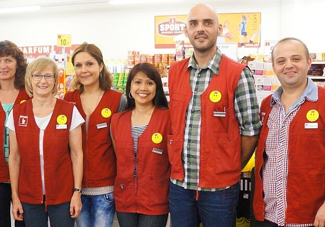 Mark Ineichen (l.) mit den Mitarbeitenden der Otto’s-Filiale in Wettingen.Foto: zVg