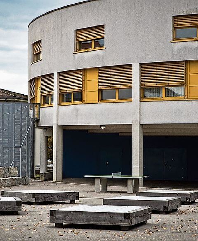 Mit Videos sollen Anlagen wie die Schule Dorf überwacht werden. Archiv/Chris Iseli
