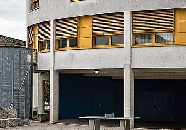 Mit Videos sollen Anlagen wie die Schule Dorf überwacht werden. Archiv/Chris Iseli