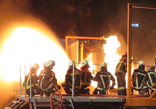Auf der mobilen Brandsimulationsanlage mussten die Feuerwehrleute verschiedene Brände löschen. Fotos: ska
