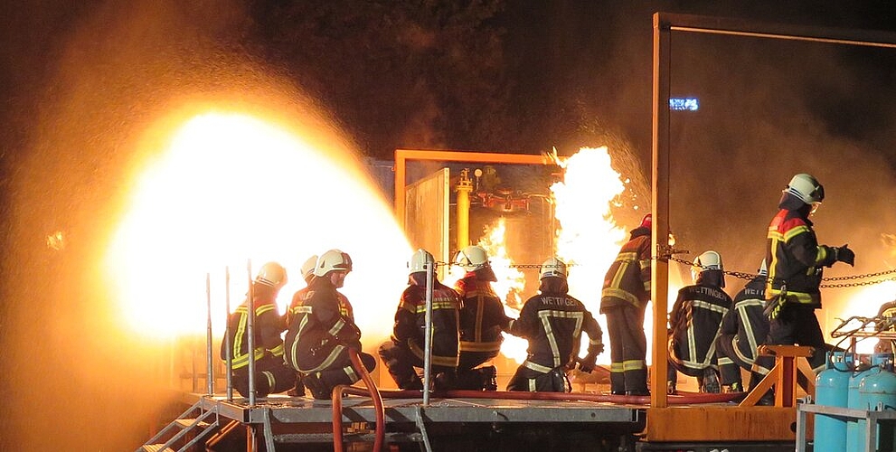 Auf der mobilen Brandsimulationsanlage mussten die Feuerwehrleute verschiedene Brände löschen. Fotos: ska