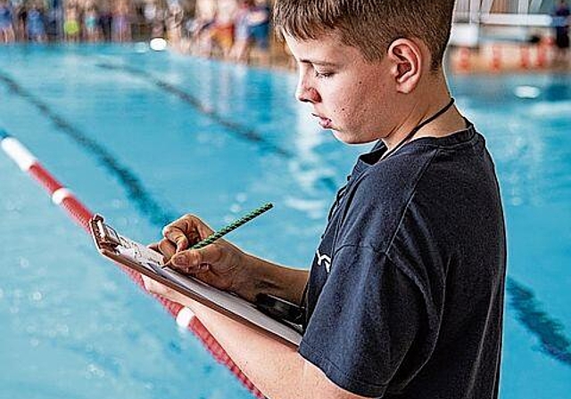 Die 11- bis 12-jährigen Schwimmerinnen mit der Tagessiegerin «dä schnällscht Wettiger Fisch» Stella Schneider.Gaby Kost

