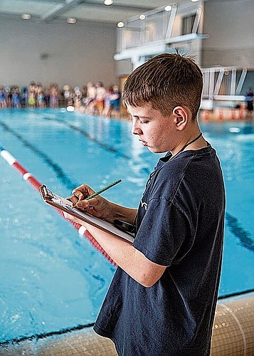 Die 11- bis 12-jährigen Schwimmerinnen mit der Tagessiegerin «dä schnällscht Wettiger Fisch» Stella Schneider.Gaby Kost
