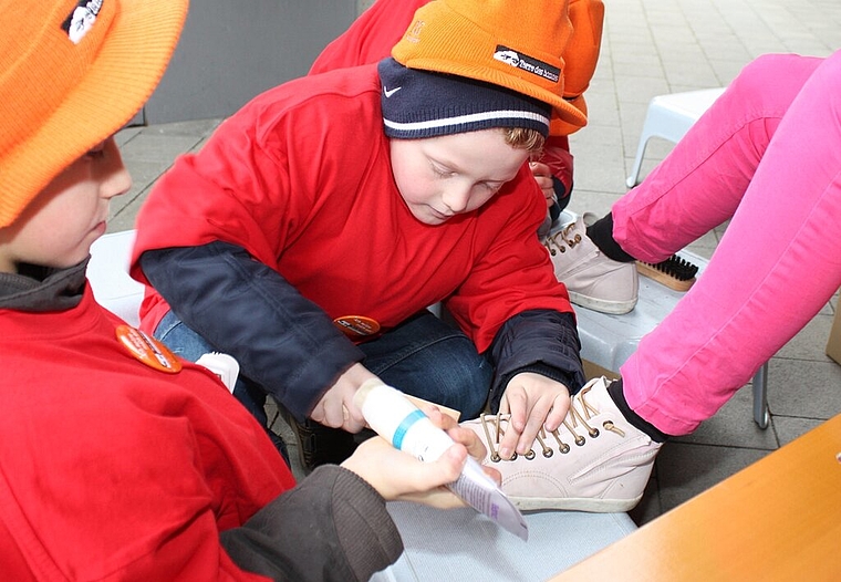 Schüler putzen Schuhe und unterstützen mit dem Erlös «Terre des hommes».Foto: bär