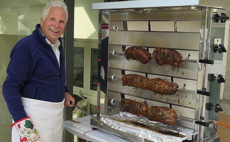 Albert Egli kümmerte sich seit halb 8 Uhr morgens um die Braten.
