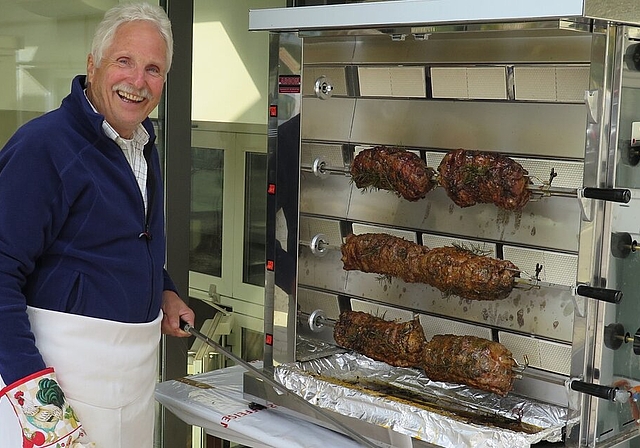 Albert Egli kümmerte sich seit halb 8 Uhr morgens um die Braten.
