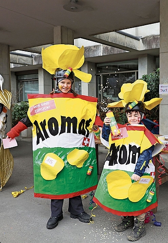 Rahel (12, l.) und Enea (6) repräsentieren und verteilen ausverkaufte, sehr beliebte Aromat-Chips.