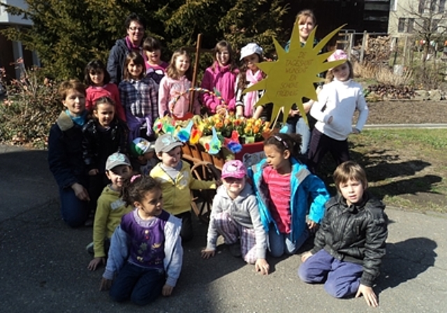 Unter dem Motto «De Tageshort wünscht en schöne Früehlig» überreichten die Kinder Frühlingsgrüsse. Foto: zVg