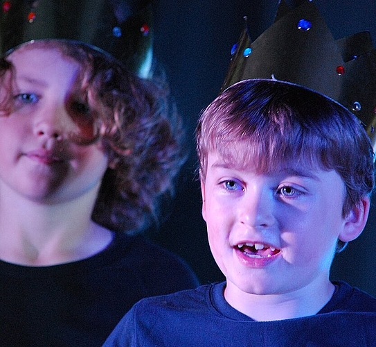 Nikolas Lamprecht und Nicolas Hilgerspielen wilde Tiere, die in Prinzen zurückverwandelt werden.
