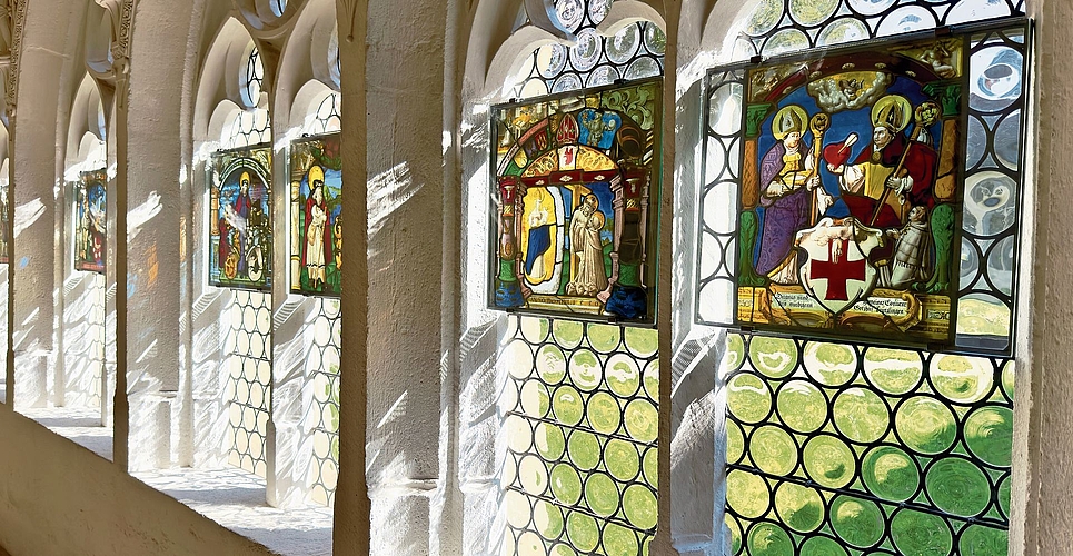 Die Scheiben im Kreuzgang sind wieder montiert. Ian Stewart Die Scheiben im Kreuzgang sind wieder montiert. Ian Stewart