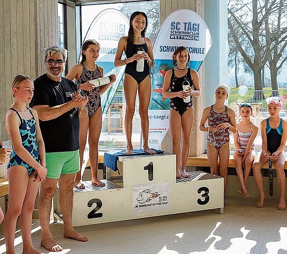 Applaus für die schnellsten weiblichen Fische: 1. My-An Lauber, 2. Lucia Bermudez und 3. Stela Schneider.gk
