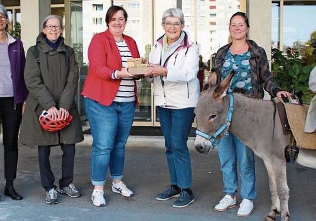 Margrit Wahrstätter übergibt Sandra Thut (M.) im Beisein ihrer Parteikollegen, Michelle Fehr und Esel Ferdi die Unterschriften. Melanie Bär