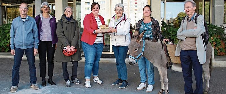 Margrit Wahrstätter übergibt Sandra Thut (M.) im Beisein ihrer Parteikollegen, Michelle Fehr und Esel Ferdi die Unterschriften. Melanie Bär