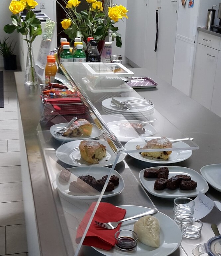 Die neu eingebaute Küche motiviert das CaféBAR-Team. Foto: zVg