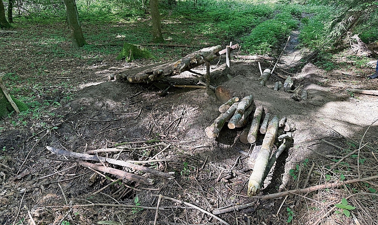 Illegal erstellte Schanze in der Gemeinde Remetschwil, die zum Forstrevier Heitersberg gehört. zVg