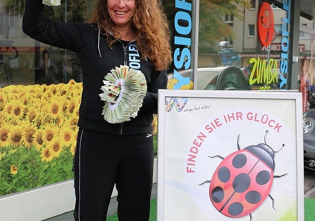 Denise Zumsteg mit Lösli vor ihrem Geschäft in Wettingen. Foto: bär