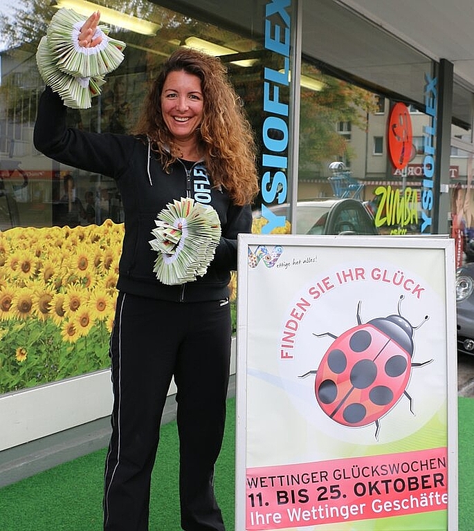 Denise Zumsteg mit Lösli vor ihrem Geschäft in Wettingen. Foto: bär