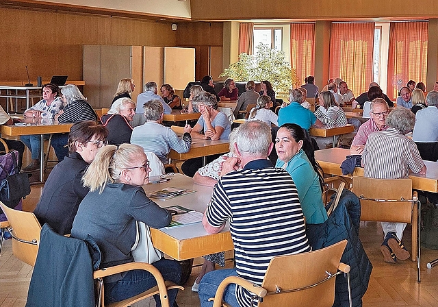 Die Gäste unterhalten sich an den Tischen über diverse Themen.   zVg