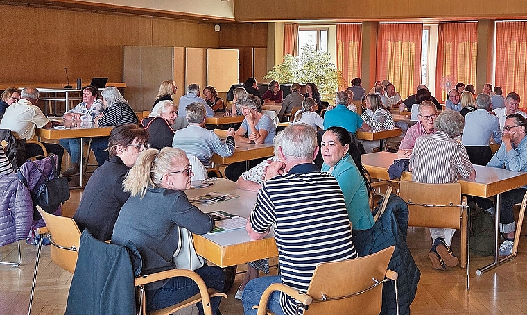 Die Gäste unterhalten sich an den Tischen über diverse Themen. zVg