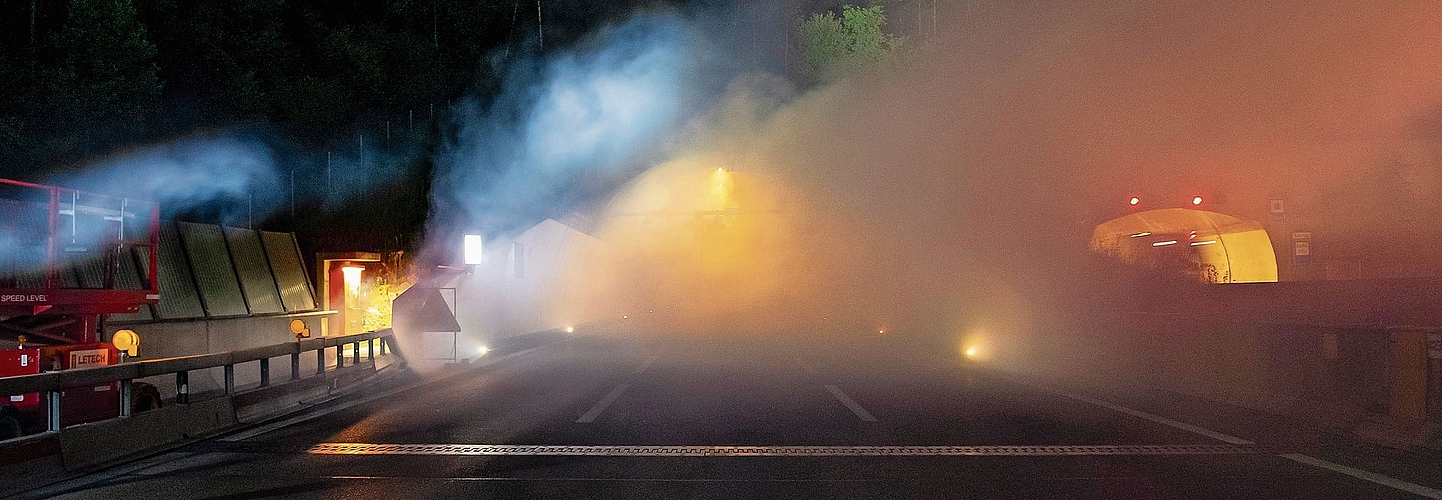 Eine spektakuläre Ansicht am Ende des Portals beim Anschluss Baden West. Die Längslüftungsanlagen funktionieren in einwandfreiem Zustand und transportieren den rückstandsfreien und ungiftigen Rauch innert kürzester Zeit raus aus der Röhre. 