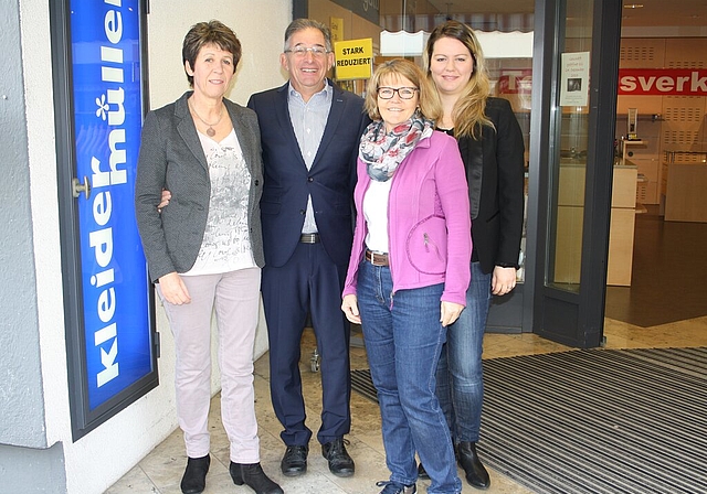 Kurt Müller mit seiner Gattin Helga (l.) sowie zwei seiner Mitarbeiterinnen, Monika Lüthy und Franziska Nolle (v.l.).Foto: se