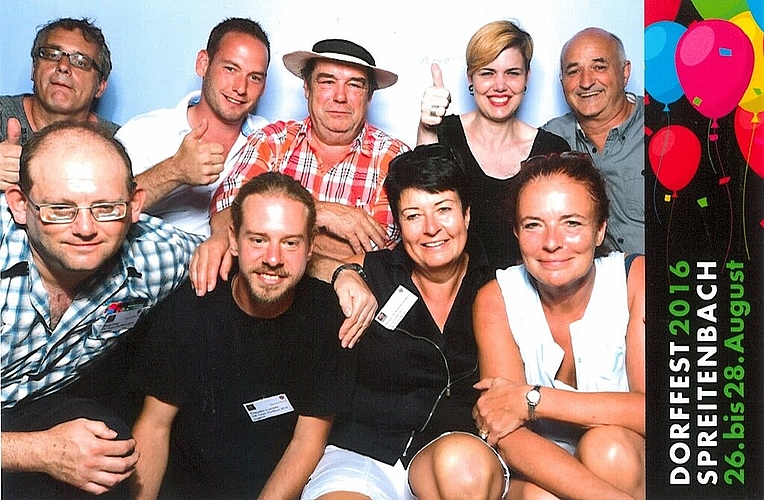 Das OK setzt sich fast vollzählig vor den Selfieautomaten des Damenturnvereins.
