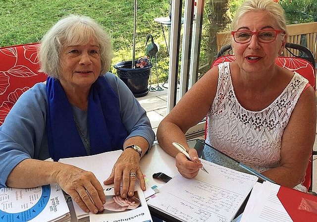 Die Spitex-Vorstandsmitglieder Brigitta Kaspar Lade und Heidi Fausch erarbeiten ein Projekt für Freiwilligenarbeit.zVg