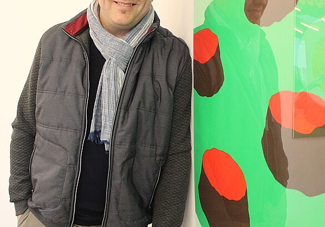 Marc Philip Seidel <em>vor einem Plakat der Ausstellung «Freidimensional». </em><em>rb</em>