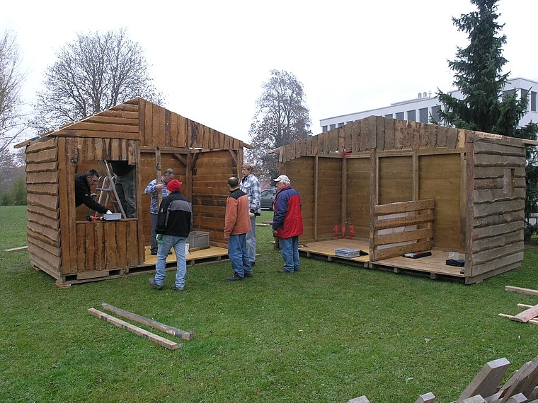 Die Weihnachtskrippe wird von Mitgliedern der Chlausgesellschaft aufgestellt.Foto: zVg