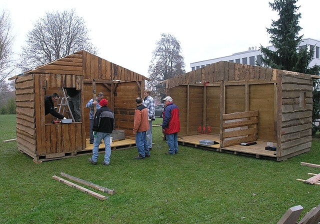 Die Weihnachtskrippe wird von Mitgliedern der Chlausgesellschaft aufgestellt.Foto: zVg

