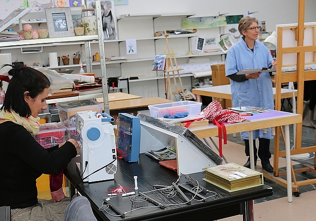 In der Ateliergemeinschaft: Sybille Müller (l.) und Vera Käufeler. Foto: bär