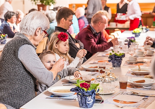 Jung und Alt geniessen die heimelige Atmosphäre am ökumenischen Suppenzmittag.Fotos: phn Fleissig wird von den 15 Helferinnen Suppe geschöpft. Eva Spühler (l.) ist die neue Präsidentin des Reformierten Frauenvereins. 