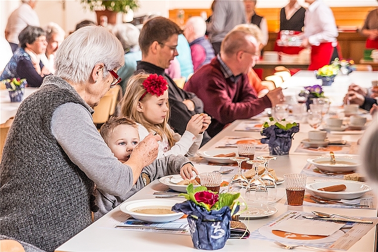 Jung und Alt geniessen die heimelige Atmosphäre am ökumenischen Suppenzmittag.Fotos: phn Fleissig wird von den 15 Helferinnen Suppe geschöpft. Eva Spühler (l.) ist die neue Präsidentin des Reformierten Frauenvereins. 