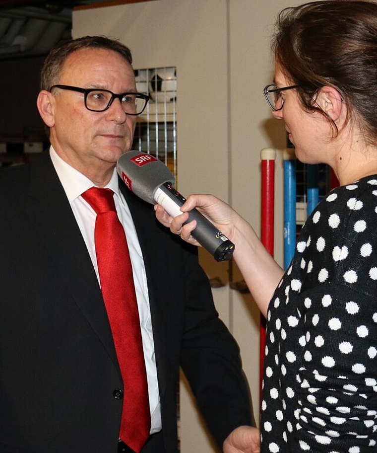 Die Abstimmung stiess auf reges Interesse, Gemeindeammann Werner Scherer wurde nach der Gemeindeversammlung von SRF interviewt.Foto: bär