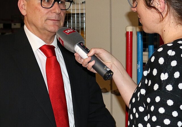 Die Abstimmung stiess auf reges Interesse, Gemeindeammann Werner Scherer wurde nach der Gemeindeversammlung von SRF interviewt.Foto: bär