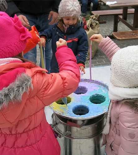 Die Kinder nutzten die Möglichkeit zum Kerzenziehen. Die Kinder nutzten die Möglichkeit zum Kerzenziehen.