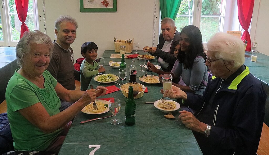 Die Besucher <em>geniessen die grosse Auswahl der Spaghettigerichte. (Muriel Zweifel)</em>
