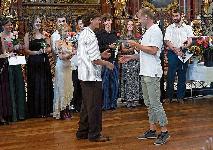 Moment der Zeugnisübergabe: Applaus und freudige Gesichter in der Wettinger Klosterkirche. zVg Moment der Zeugnisübergabe: Applaus und freudige Gesichter in der Wettinger Klosterkirche. zVg