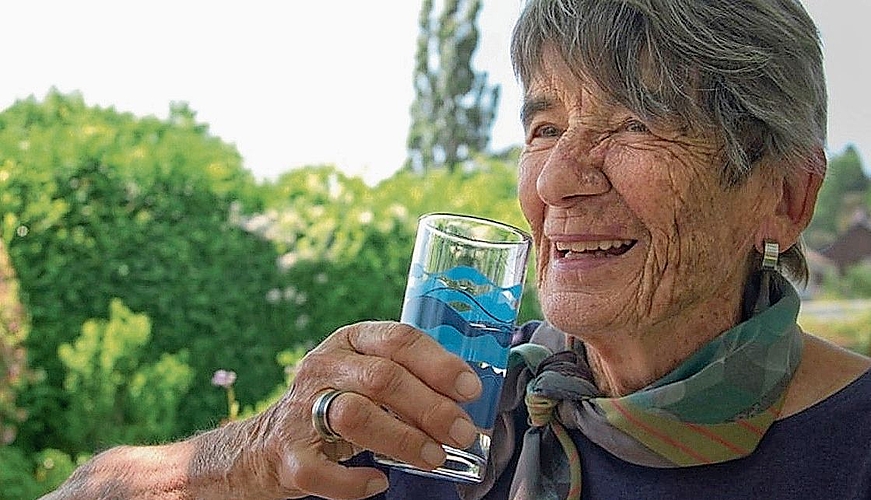 Genügend Wasser trinken im Alter ist wichtig: Das Departement Gesundheit und Soziales (DGS) hat Gläser und Flyer zu Verhaltenstipps für heisse Tage bereitgestellt. Sie wurden durch die örtlichen Spitex-Organisationen verteilt. zVg