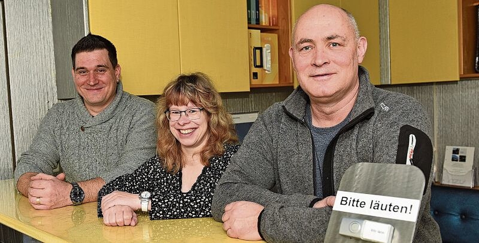 Wechsel nach 29 Jahren: Leo Hüppi (rechts) tritt kürzer und überlässt die Geschäftsleitung Bettina und Christian Schmid. (Bild: Romi Schmid)
