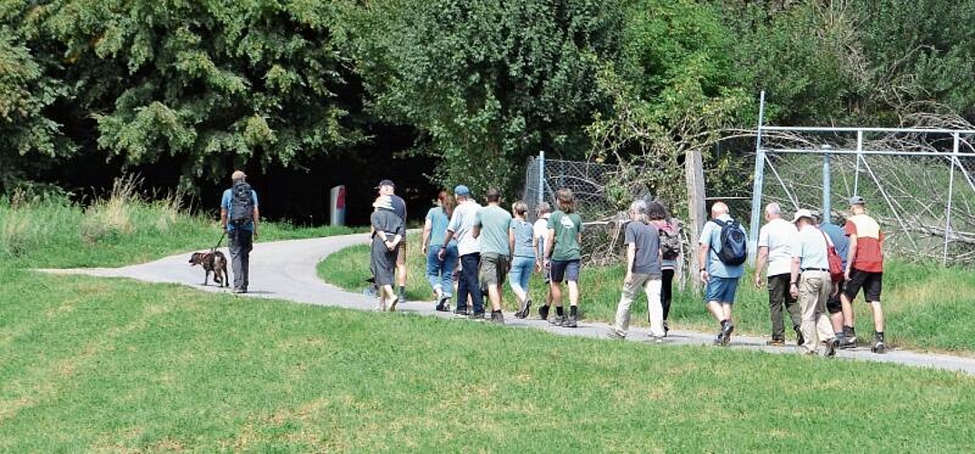 Förster Moritz Fischer führt die Gruppe in den Wald.Irene Hung-König
