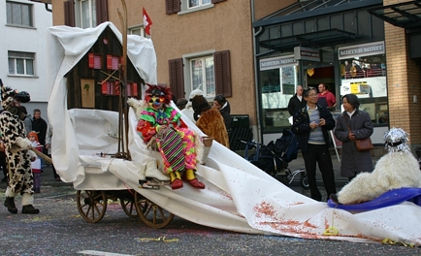 Hannes, Jeremy, Lenny, Roxanne und Susanne Meier packte auch dieses Jahr wieder das Fasnachtsfieber, sie zogen mit sonnigen Wintergrüssen der Familie Gaga mit.
