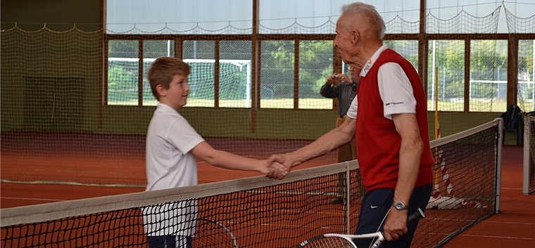 Junior und Senior hatten die Ehre, die ersten Bälle auf dem neuen Boden zu spielen. Foto: ll